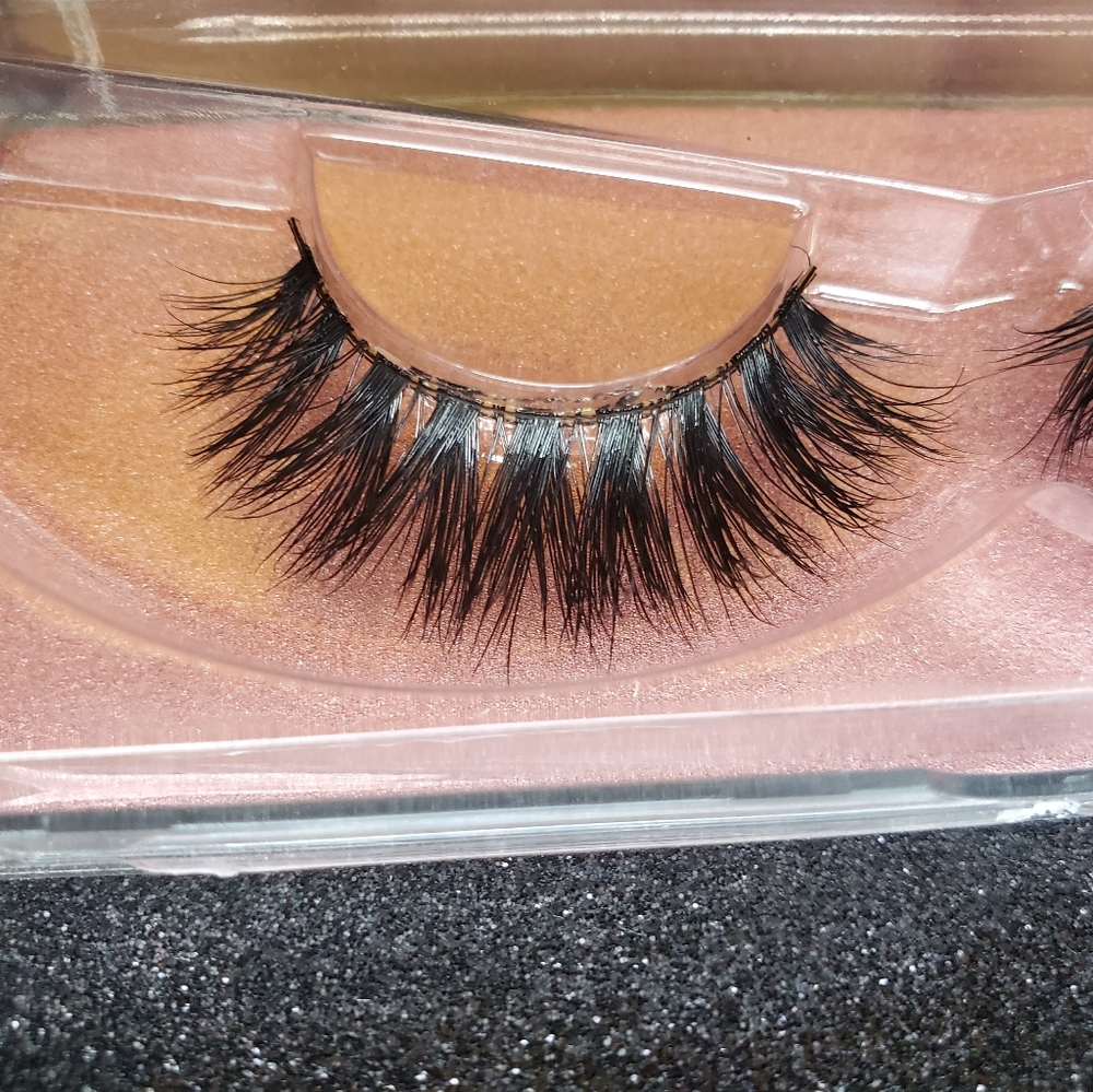 Lashes - Picture 3 of 3